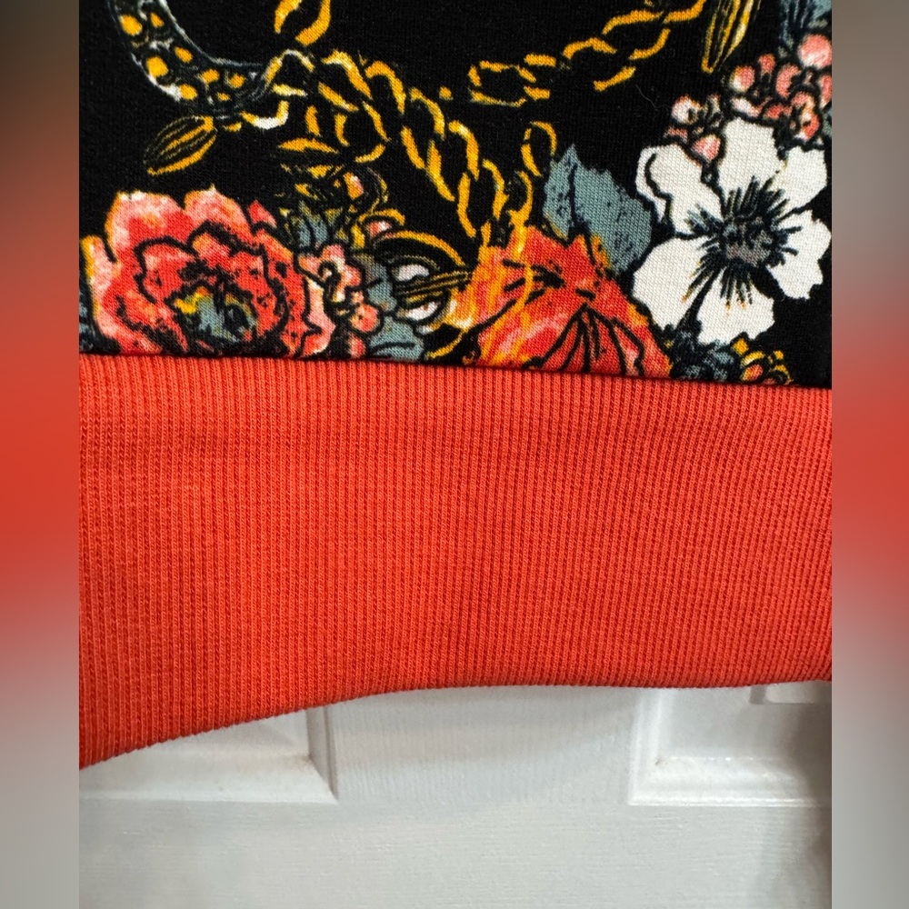 NEW! Laila Ali Women’s Floral Long Sleeve Floral Sweatshirt Pullover Black/Coral - Picture 2 of 13